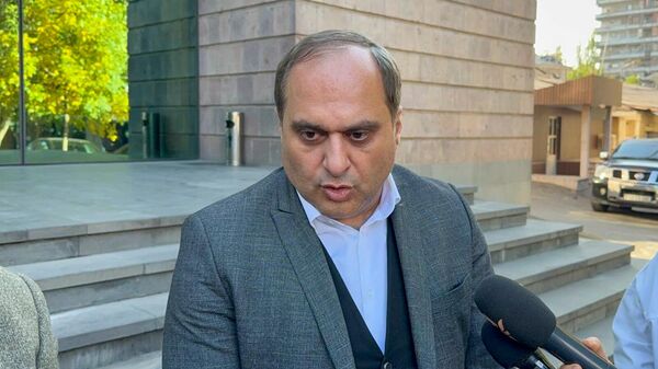 Адвокат Ара Зограбян общается с прессой (16 октября 2025). Еревaн - Sputnik Արմենիա