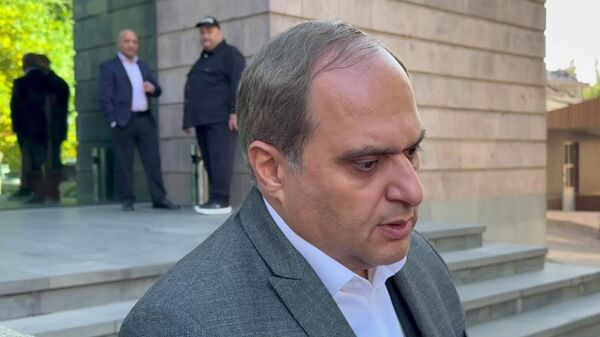 Адвокат Ара Зограбян общается с прессой (16 октября 2025). Еревaн - Sputnik Армения