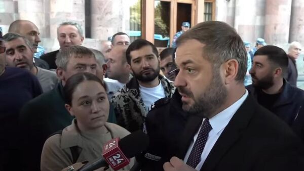 Министр экономики Геворг Папоян общается с водителями грузовых машин, проводящими акцию на площади Республики (16 октября 2025). Еревaн - Sputnik Армения