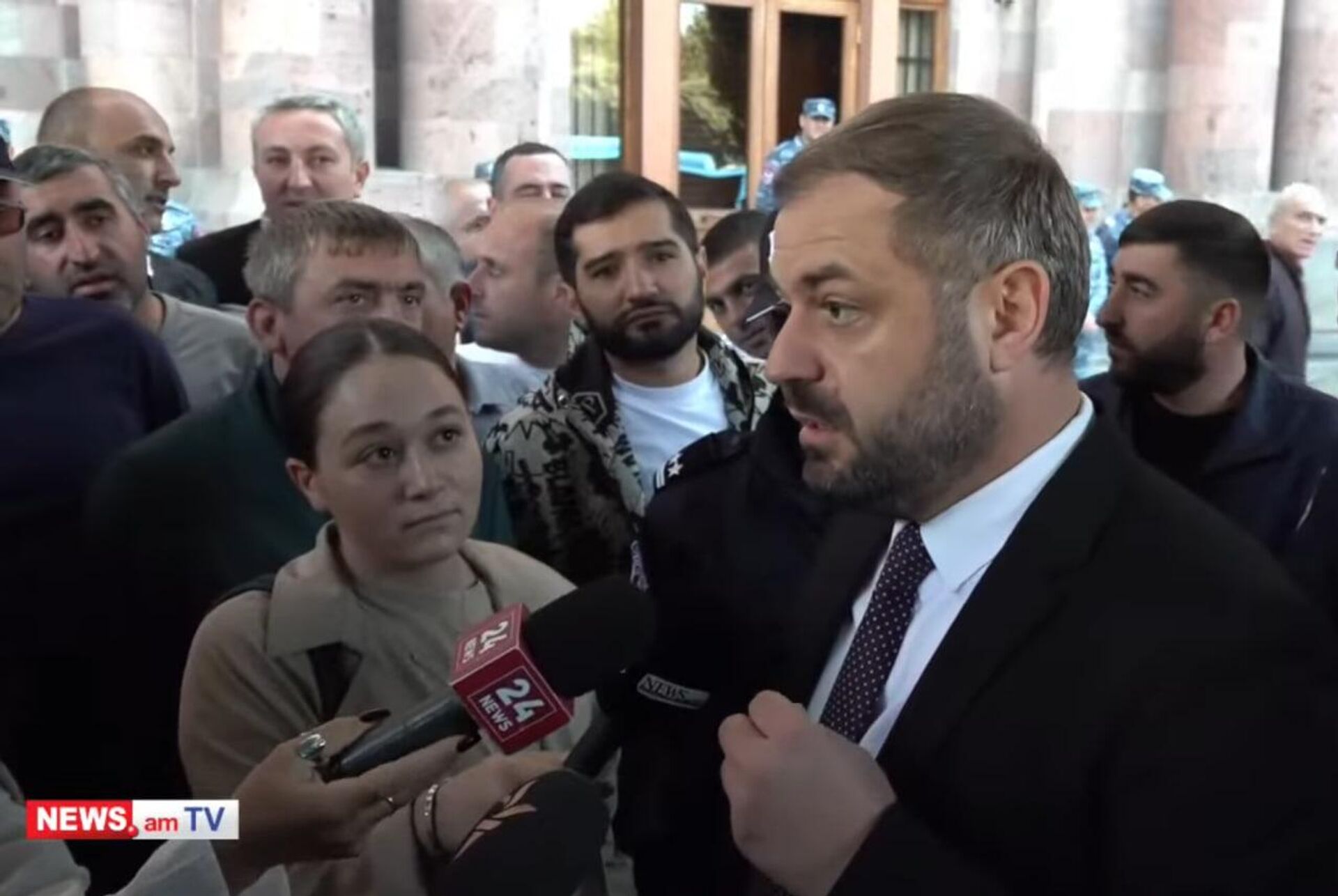 Министр экономики Геворг Папоян общается с водителями грузовых машин, проводящими акцию на площади Республики (16 октября 2025). Еревaн - Sputnik Արմենիա, 1920, 16.10.2025