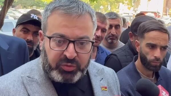 Гарник Даниелян общается с прессой и с водителями грузовых машин, проводящими акцию на площади Республики (16 октября 2025). Еревaн Гарник Даниелян общается с прессой и с водителями грузовых машин, проводящими акцию на площади Республики (16 октября 2025). Еревaн - Sputnik Армения