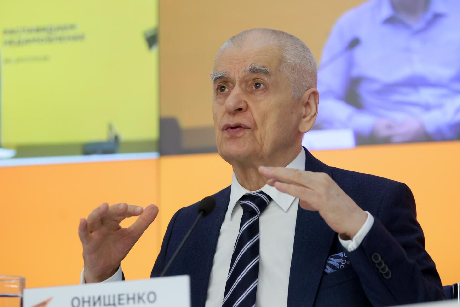 Геннадий Онищенко во время видеомоста Москва — Минск — Астана — Бишкек — Ереван с подключением пресс-центра Sputnik Армения на тему Биобезопасность стран ЕАЭС (16 октября 2025). Москва - Sputnik Армения, 1920, 16.10.2025