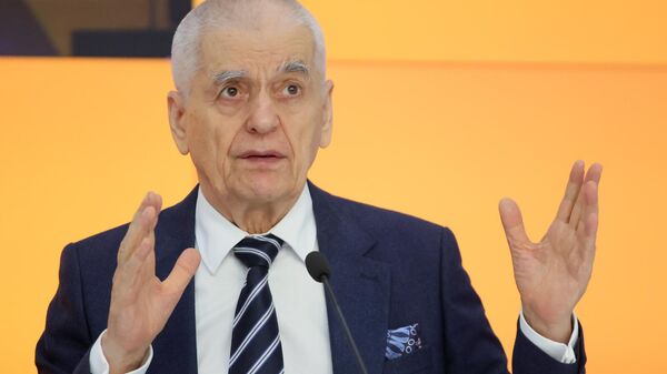 Геннадий Онищенко во время видеомоста Москва — Минск — Астана — Бишкек — Ереван с подключением пресс-центра Sputnik Армения на тему Биобезопасность стран ЕАЭС (16 октября 2025). Москва - Sputnik Армения