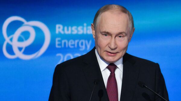 Президент РФ Владимир Путин выступает на пленарном заседании Создавая энергетику будущего вместе в рамках международного форума Российская энергетическая неделя (16 октября 2025). Москвa - Sputnik Армения