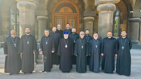 Գարեգին 2-րդը հանդիպել է Արագածոտնի թեմի հոգևոր սպասավորների հետ - Sputnik Արմենիա