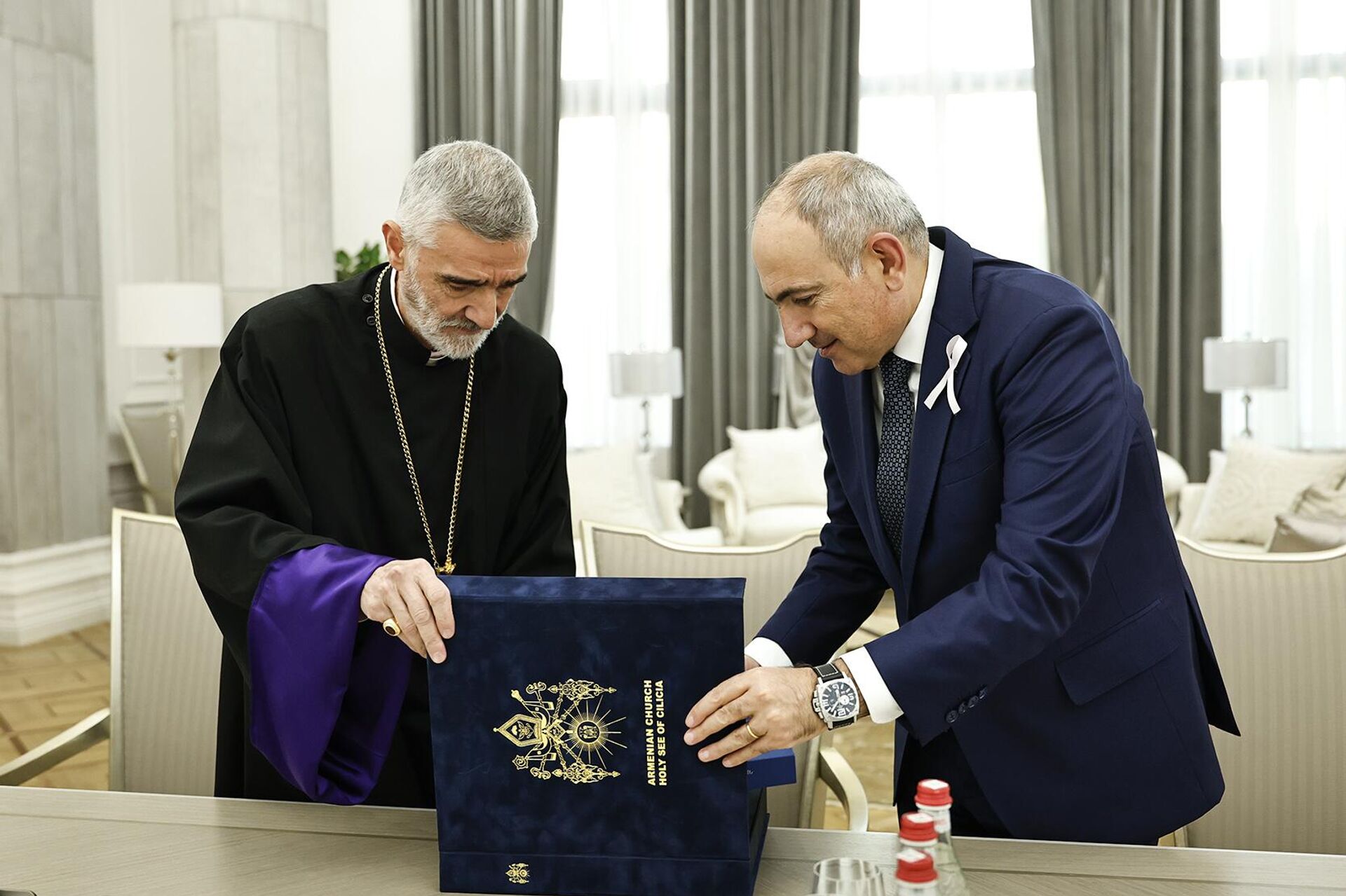 Премьер-министр Никол Пашинян принял архиепископа Шагана Саркисяна (16 октября 2025). Еревaн - Sputnik Արմենիա, 1920, 16.10.2025