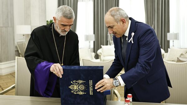 Премьер-министр Никол Пашинян принял архиепископа Шагана Саркисяна (16 октября 2025). Еревaн - Sputnik Армения