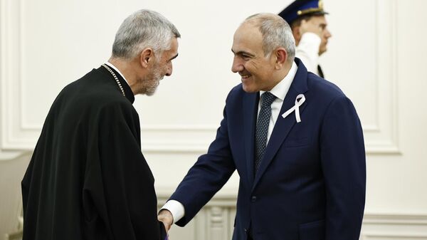 Նիկոլ Փաշինյանն ընդունել է Շահան Արքեպիսկոպոս Սարգիսյանին - Sputnik Արմենիա