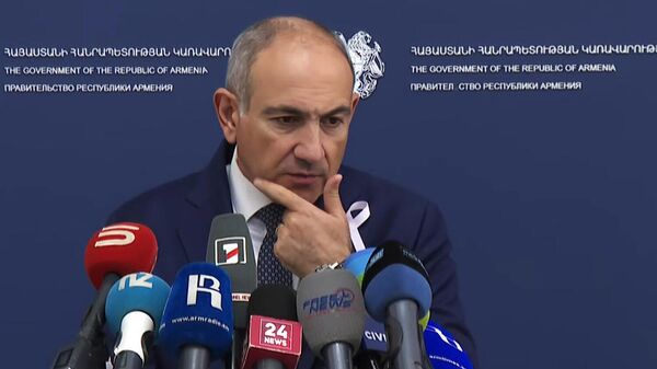 Премьер-министр Никол Пашинян проводит брифинг для журналистов (16 октября 2025). Еревaн - Sputnik Армения