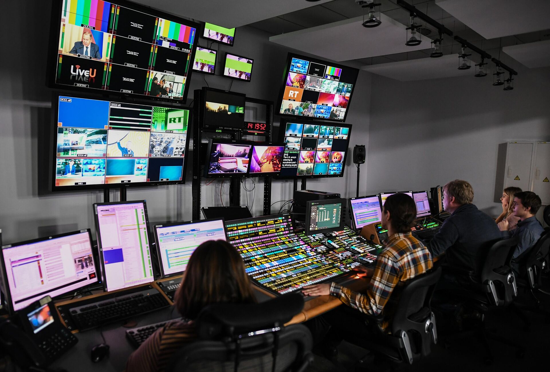 Сотрудники в студии телеканала Russia Today  - Sputnik Армения, 1920, 17.10.2025