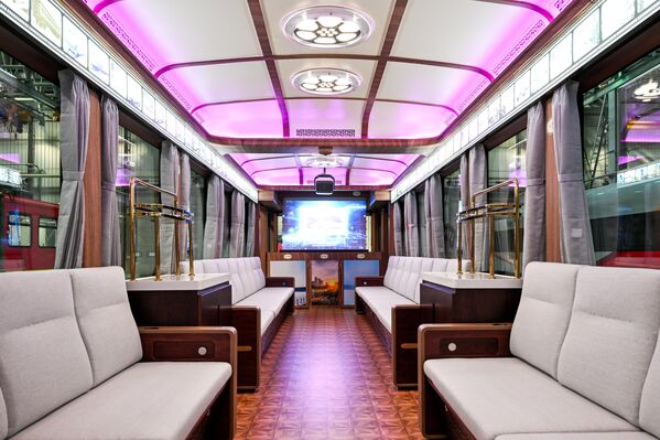 Գնացքի ինտերիերը՝ ներսի սրճարանում դրված են բարոկկո ոճով աթոռներ, սեղաններ և բազմոցներ - Sputnik Արմենիա