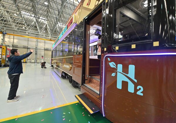 Տղամարդը լուսանկարում է ջրածնային վառելիքով աշխատող առաջին գնացքը - Sputnik Արմենիա