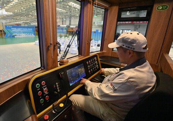 Վարորդը ցույց է տալիս գնացքի կառավարման համակարգը - Sputnik Արմենիա