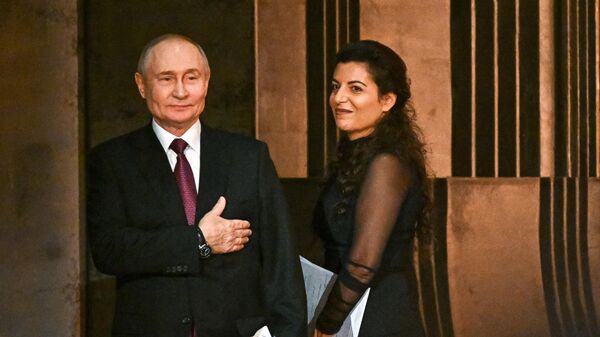 Մարգարիտա Սիմոնյանն ու Վլադիմիր Պուտինը RT–ի 20–ամյակի միջոցառմանը - Sputnik Արմենիա