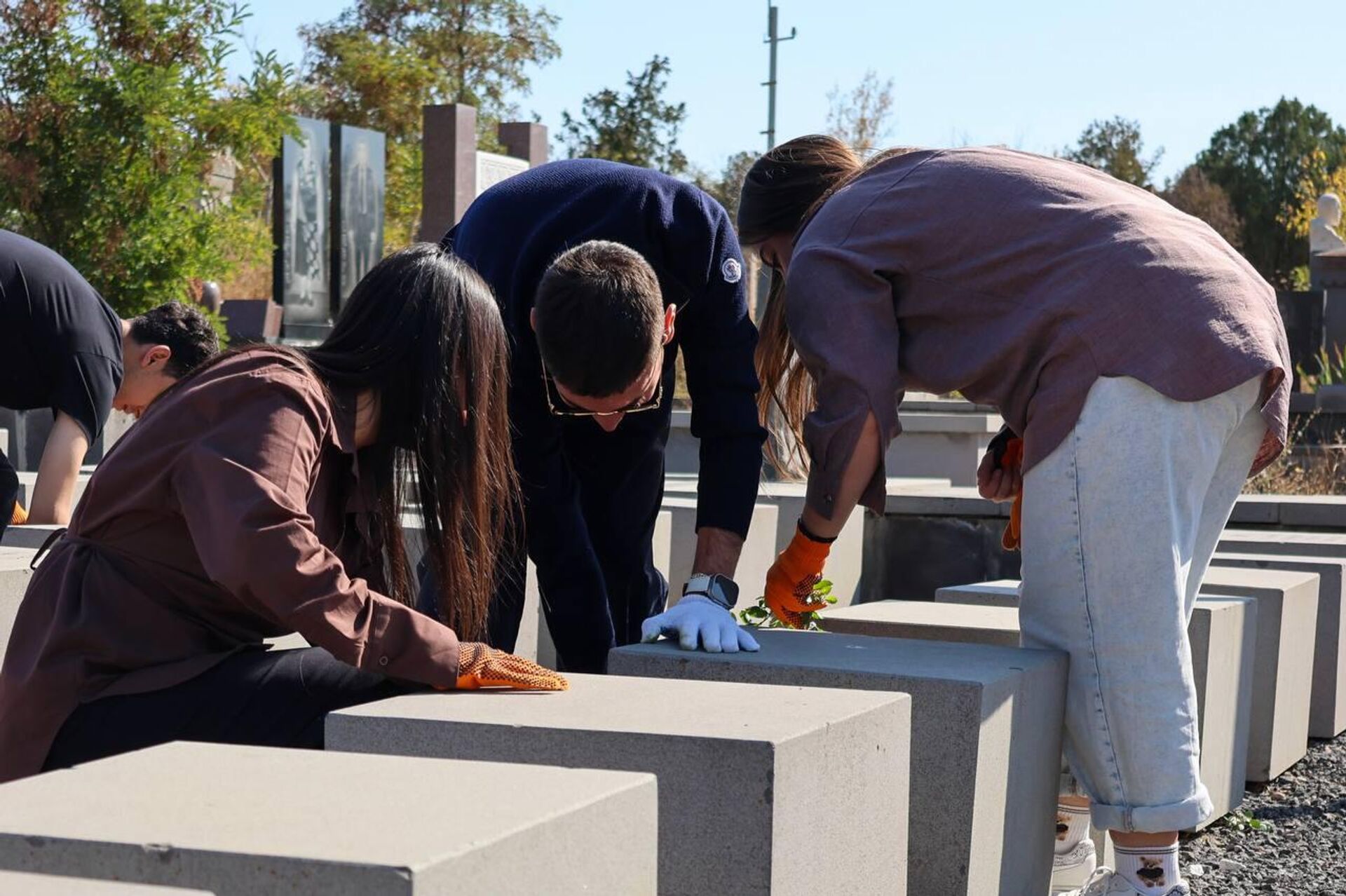 Дом Москвы в Ереване провел субботник в мемориальном комплексе захоронений воинов ВОВ (17 октября 2025). Еревaн - Sputnik Արմենիա, 1920, 18.10.2025