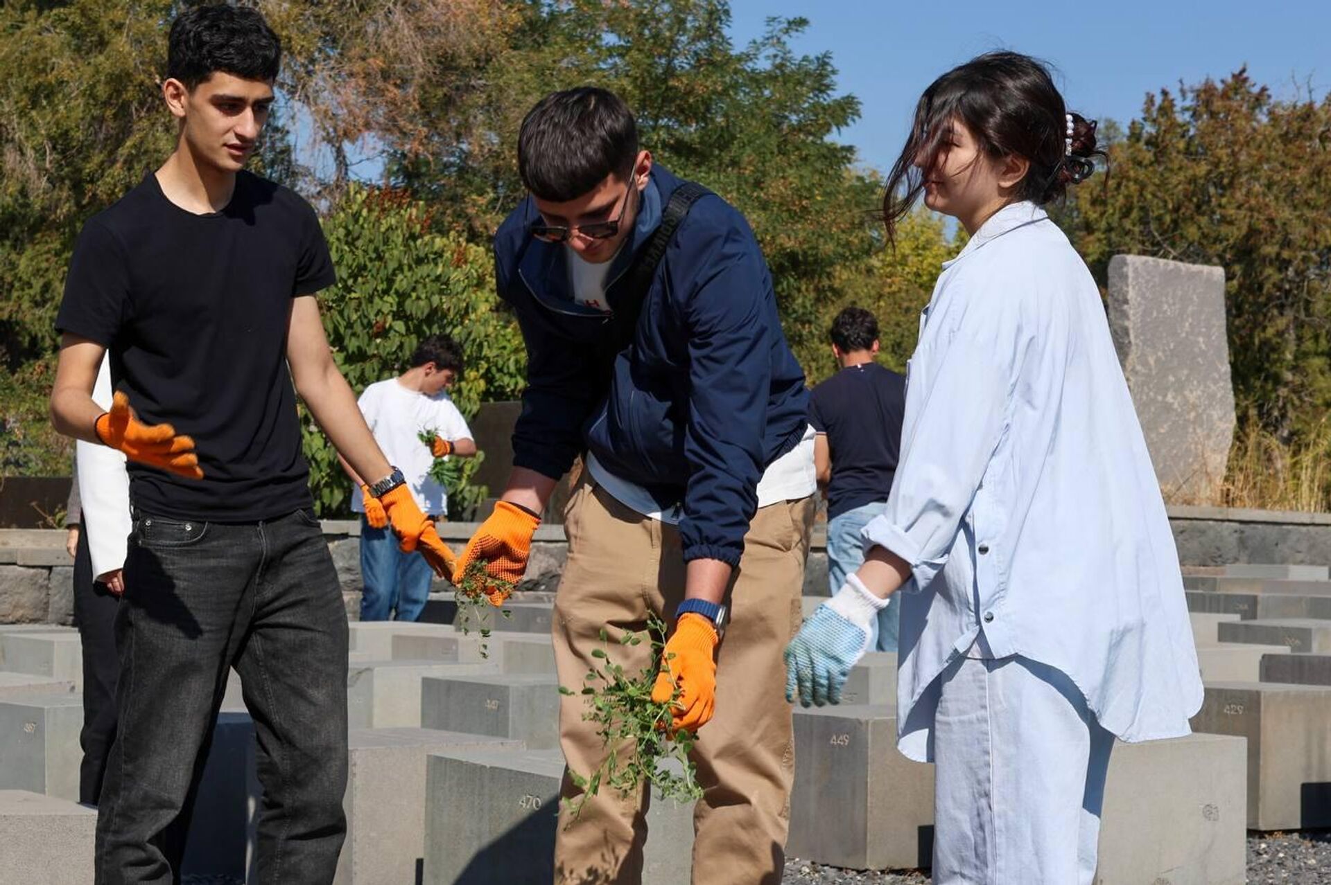 Дом Москвы в Ереване провел субботник в мемориальном комплексе захоронений воинов ВОВ (17 октября 2025). Еревaн Дом Москвы в Ереване провел субботник в мемориальном комплексе захоронений воинов ВОВ (17 октября 2025). Еревaн - Sputnik Армения, 1920, 18.10.2025