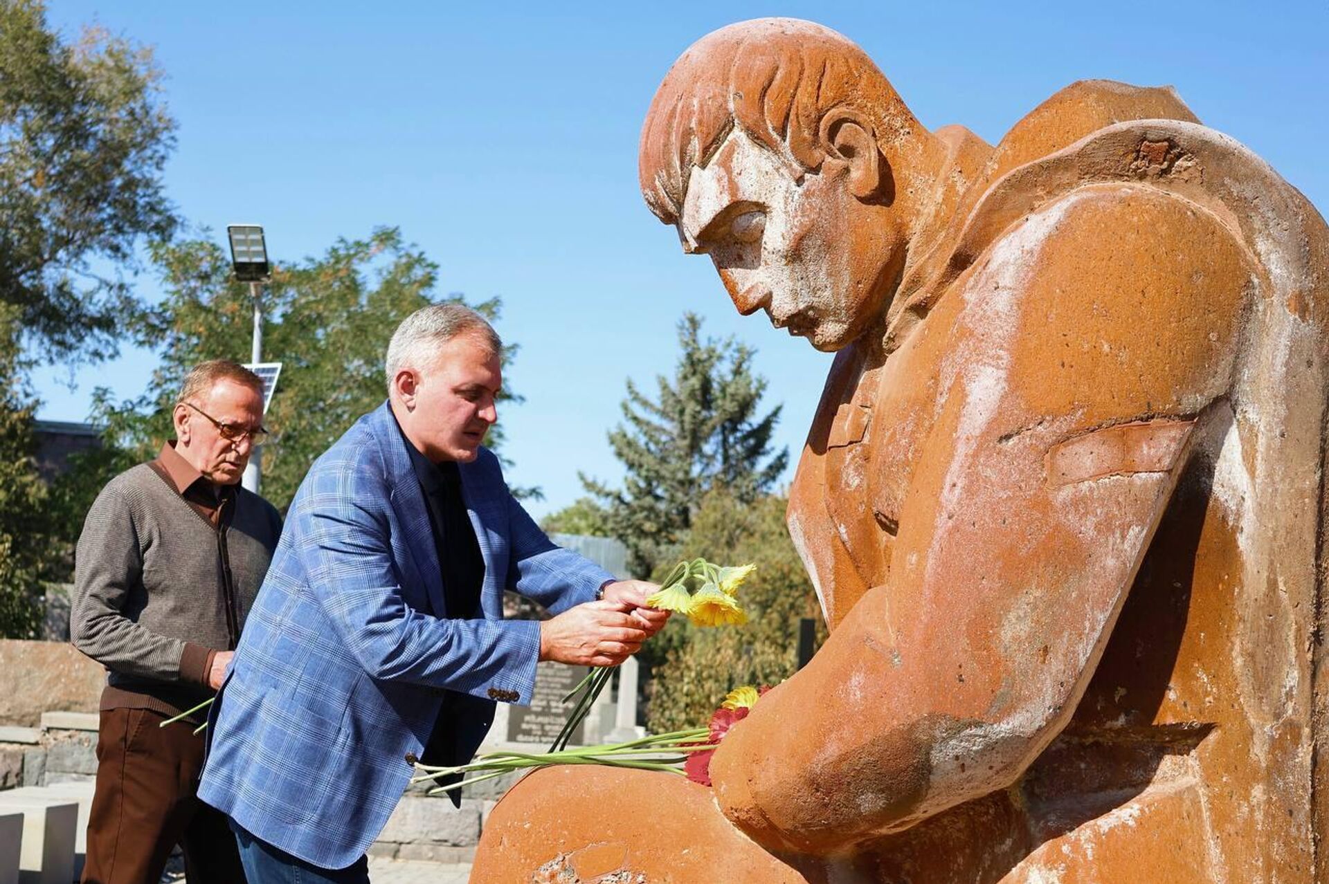 Дом Москвы в Ереване провел субботник в мемориальном комплексе захоронений воинов ВОВ (17 октября 2025). Еревaн Дом Москвы в Ереване провел субботник в мемориальном комплексе захоронений воинов ВОВ (17 октября 2025). Еревaн - Sputnik Армения, 1920, 18.10.2025