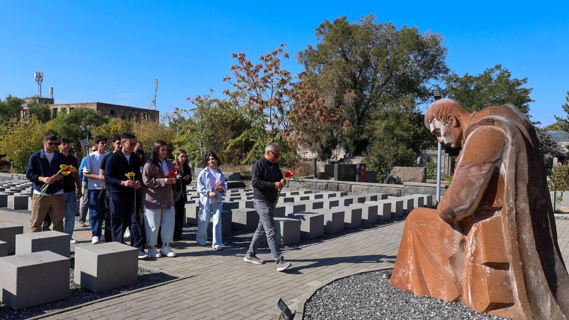 Дом Москвы в Ереване провел субботник в мемориальном комплексе захоронений воинов ВОВ (17 октября 2025). Еревaн Дом Москвы в Ереване провел субботник в мемориальном комплексе захоронений воинов ВОВ (17 октября 2025). Еревaн - Sputnik Армения, 1920, 18.10.2025