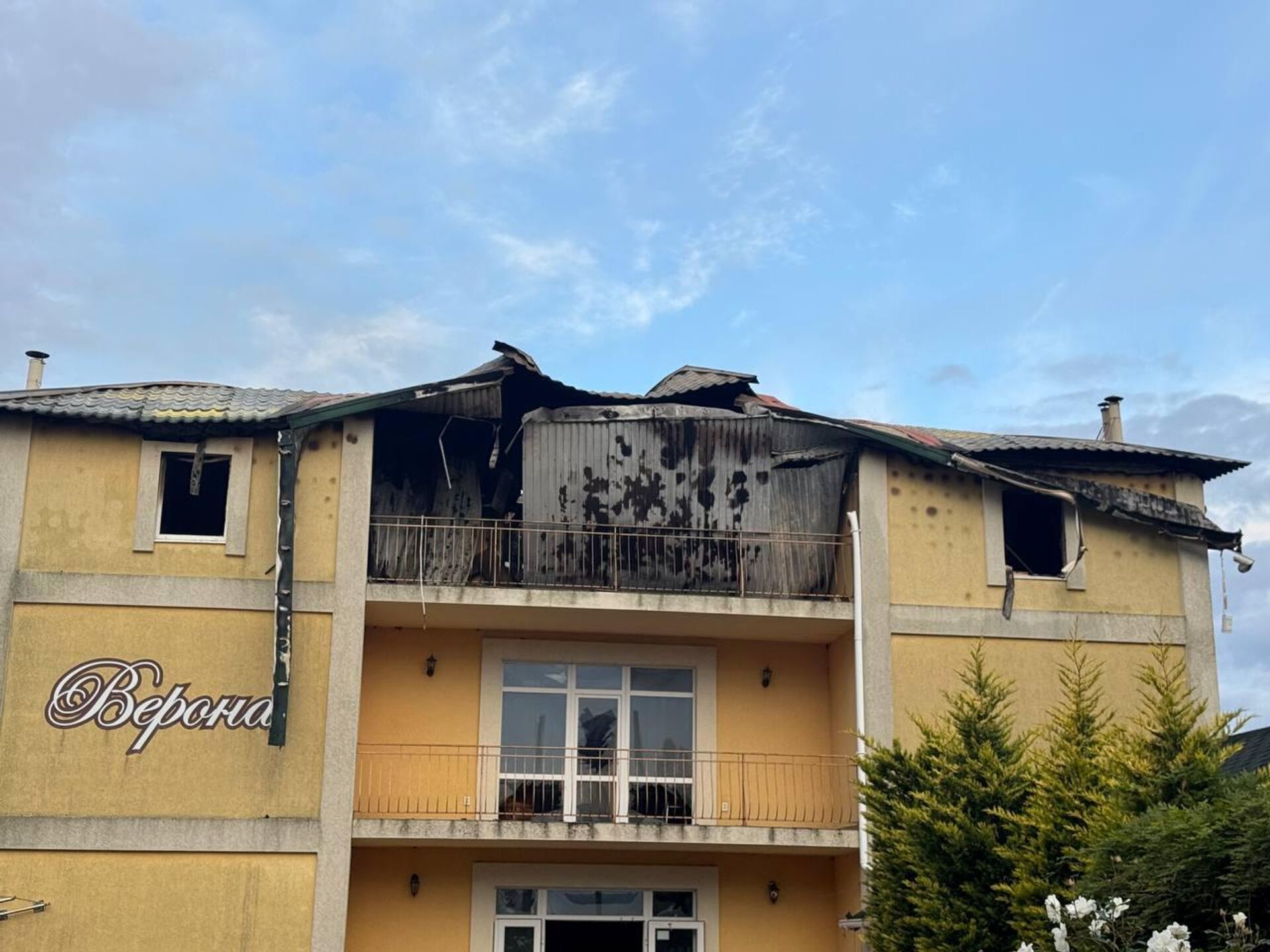 Последствия ночного налёта украинских дронов на пункт временного размещения эвакуированных в селе Железный Порт (18 октября 2025). Херсонская область - Sputnik Արմենիա, 1920, 18.10.2025