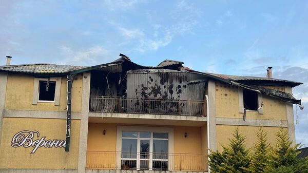 Последствия ночного налёта украинских дронов на пункт временного размещения эвакуированных в селе Железный Порт (18 октября 2025). Херсонская область - Sputnik Армения