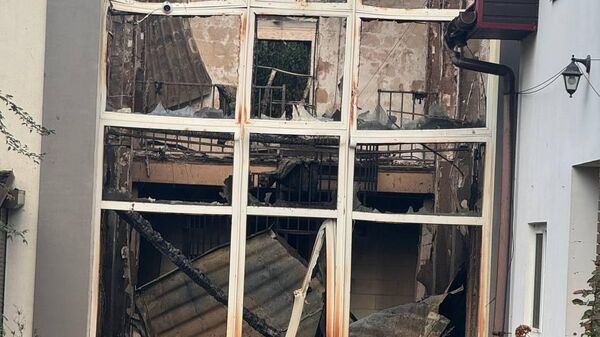 Последствия ночного налёта украинских дронов на пункт временного размещения эвакуированных в селе Железный Порт (18 октября 2025). Херсонская область - Sputnik Армения