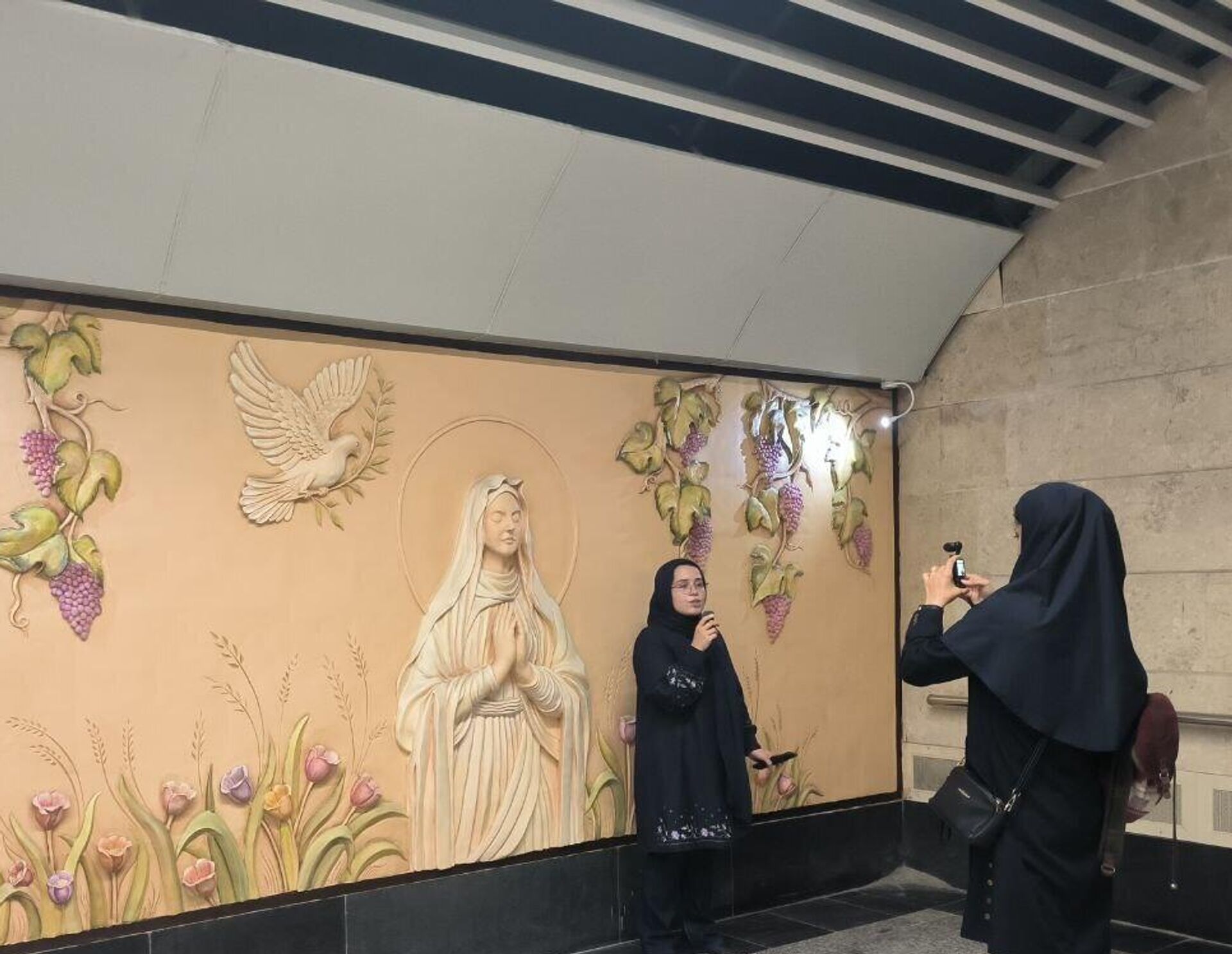 Станция метро Святая Мария, в оформлении которой использованы панно на христианскую тематику, вскоре откроется в Тегеране - Sputnik Армения, 1920, 18.10.2025