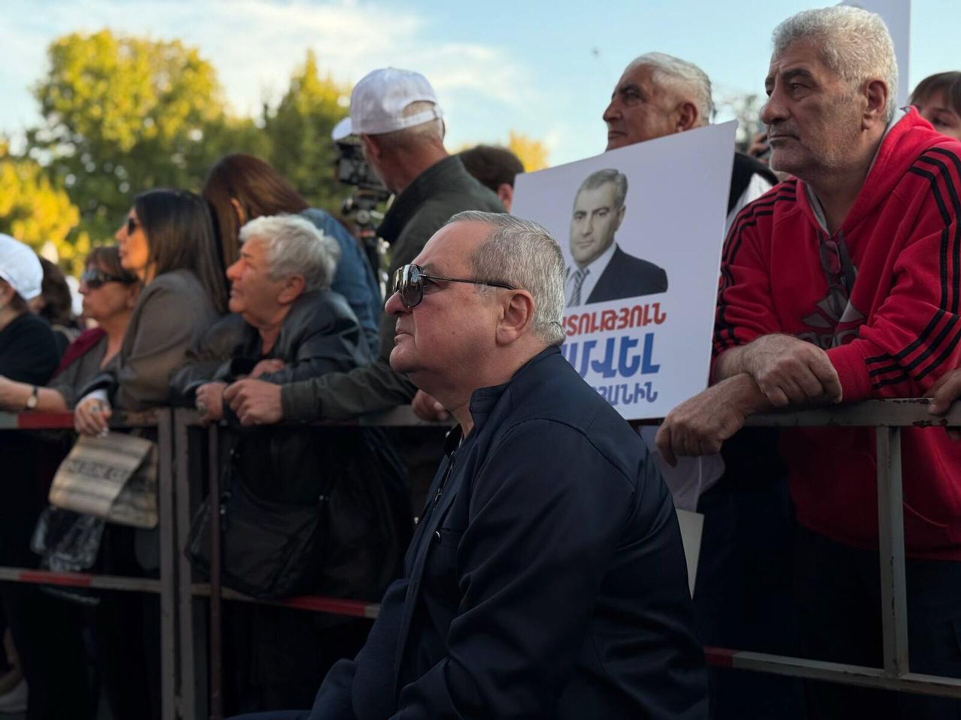 Брат Самвела Карапетяна, Карен Карапетян, на акции в поддержку Самвела Карапетяна и других заключенных на площади Свободы (18 октября 2025). Еревaн - Sputnik Армения, 1920, 18.10.2025
