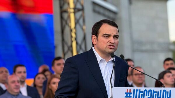 Нарек Карапетян выступает на акции в поддержку Самвела Карапетяна и других заключенных на площади Свободы (18 октября 2025). Еревaн - Sputnik Армения