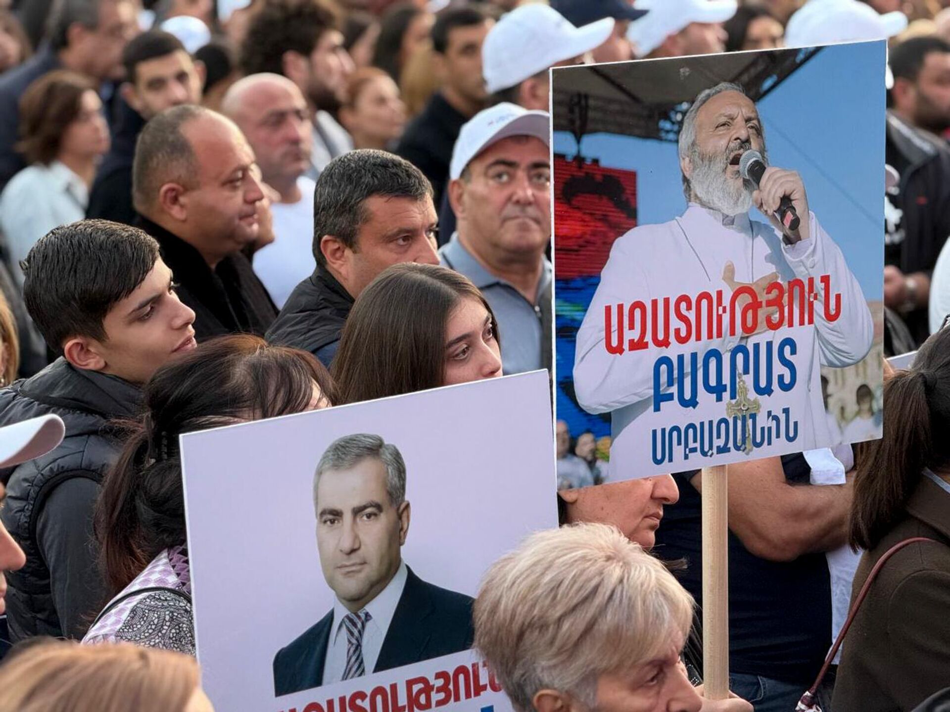 Участники акции в поддержку Самвела Карапетяна и других заключенных на площади Свободы (18 октября 2025). Еревaн - Sputnik Армения, 1920, 18.10.2025