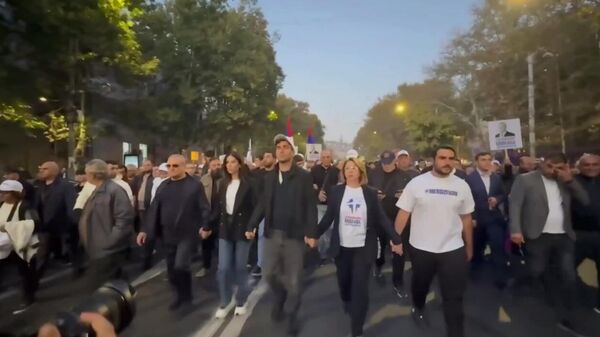 Ազատության հրապարակում հավաքվածները քայլերթով շարժվում են ԱԱԾ–ի շենք - Sputnik Արմենիա