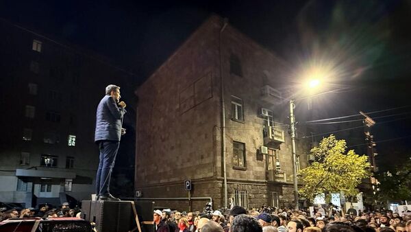 Адвокат Арам Вардеванян выступает во время митинга (18 октября 2025). Ереван - Sputnik Армения