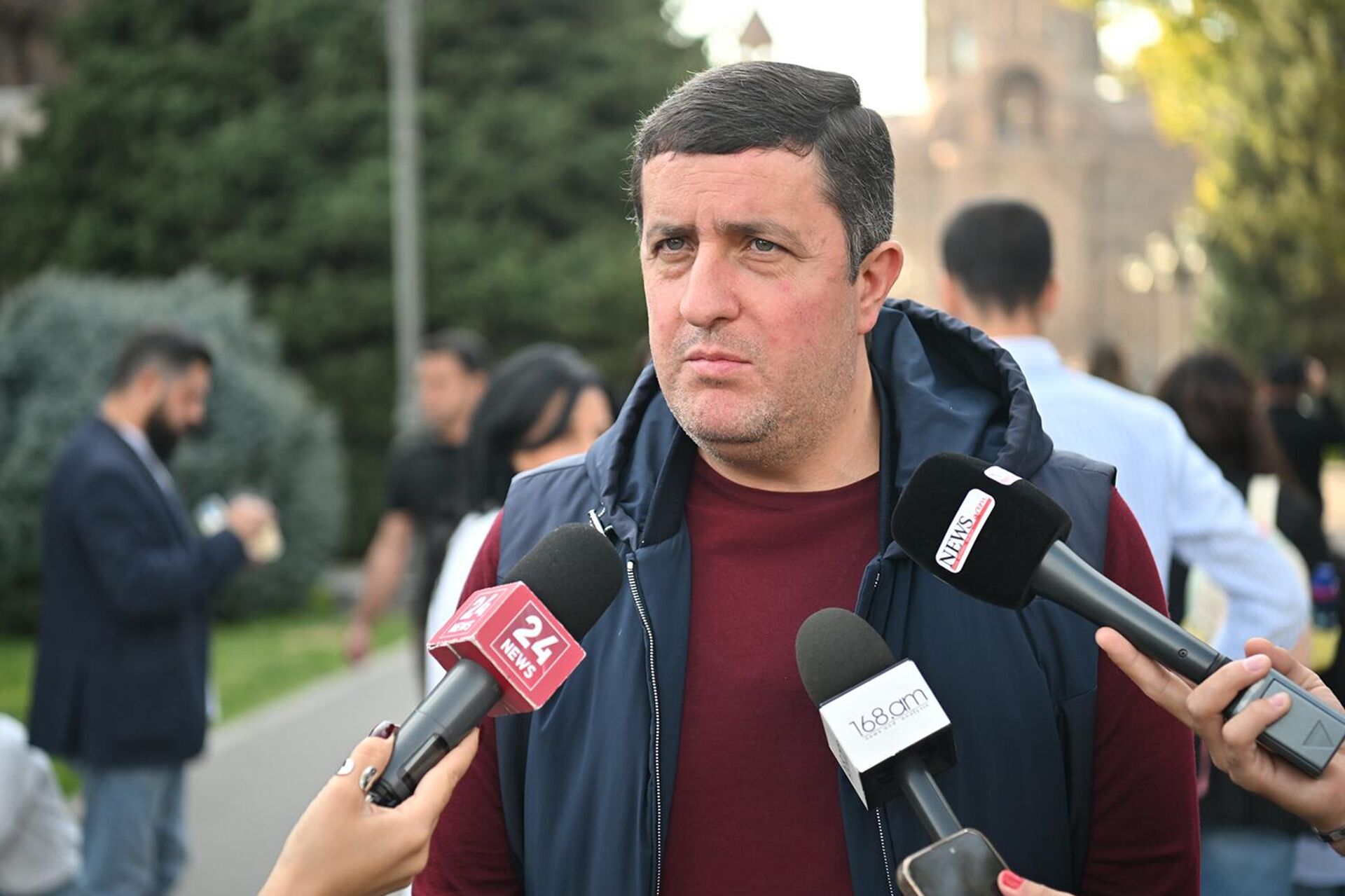 Давид Казинян отвечает на вопросы журналистов перед началом акции Мер дзевов (19 октября 2025). Эчмиадзин - Sputnik Արմենիա, 1920, 19.10.2025