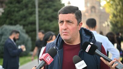 Давид Казинян отвечает на вопросы журналистов перед началом акции "Мер дзевов" (19 октября 2025). Эчмиадзин