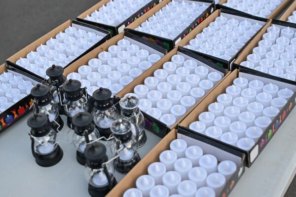 Электронные свечи и лампадки у Кафедрального собора в Эчмиадзине перед началом акции Мер дзевов (19 октября 2025). Эчмиадзин - Sputnik Армения