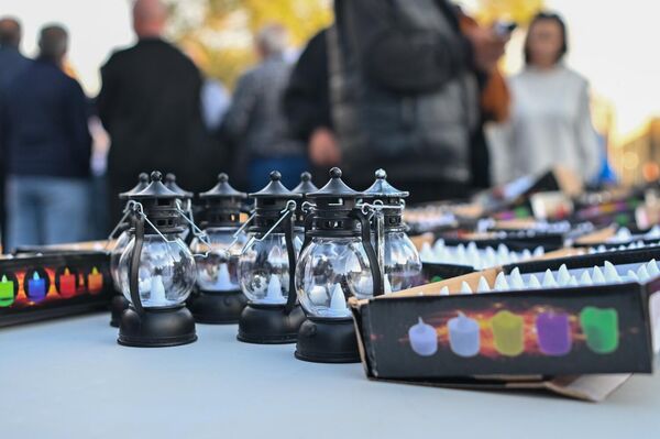 Электронные свечи и лампадки у Кафедрального собора в Эчмиадзине перед началом акции Мер дзевов (19 октября 2025). Эчмиадзин - Sputnik Армения