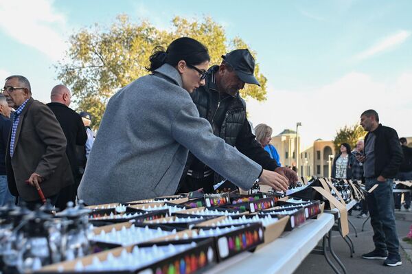 Электронные свечи и лампадки у Кафедрального собора в Эчмиадзине перед началом акции Мер дзевов (19 октября 2025). Эчмиадзин - Sputnik Армения