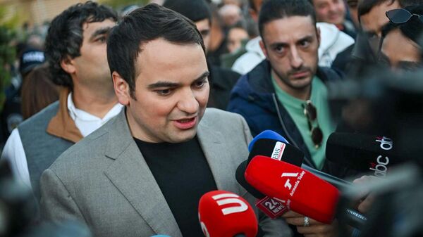 Нарек Карапетян отвечает на вопросы журналистов перед началом акции Мер дзевов (19 октября 2025). Эчмиадзин - Sputnik Армения