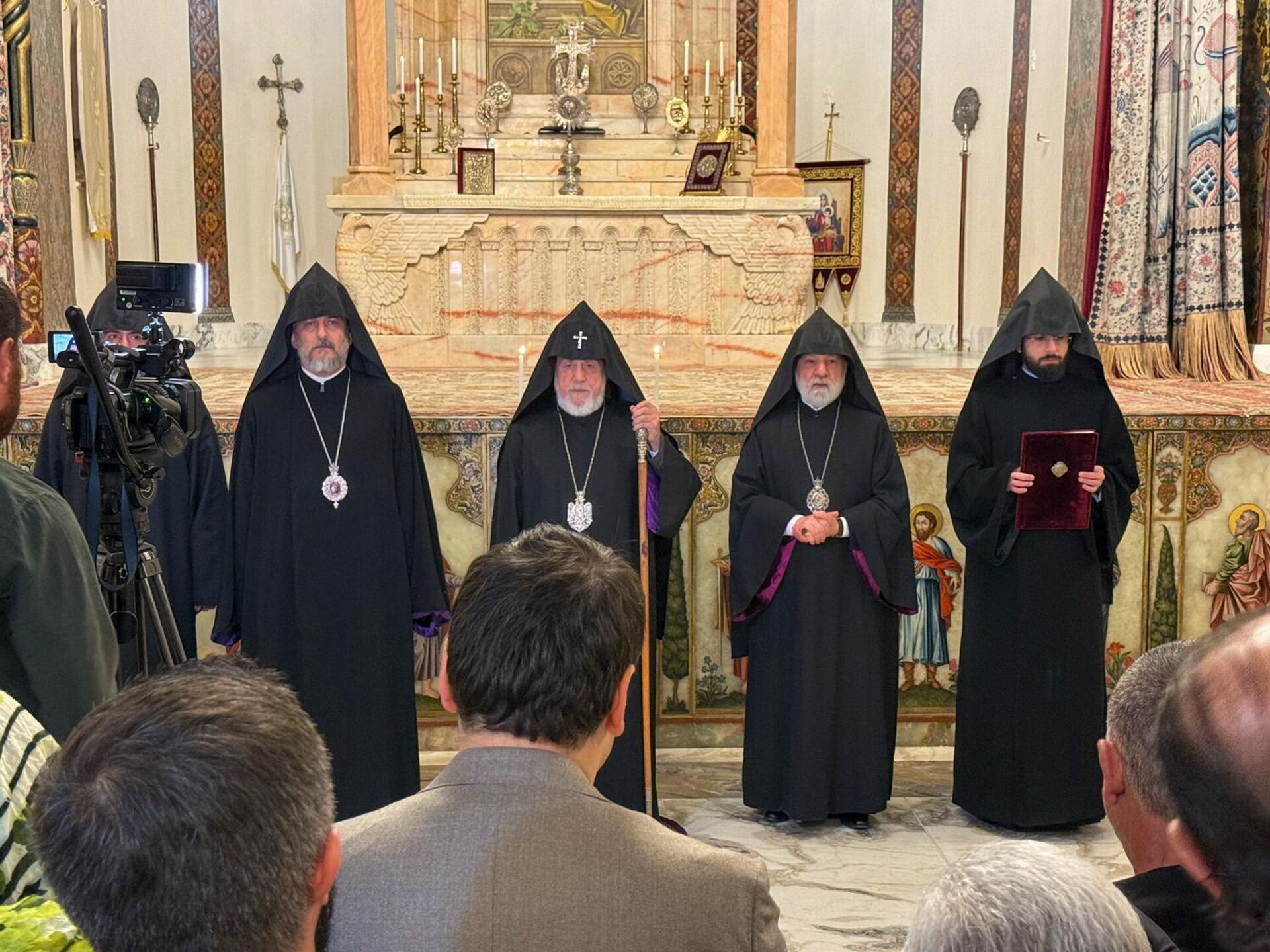 Католикос Гарегин Второй перед началом литургии в Кафедральном соборе в Эчмиадзине (19 октября 2025). Эчмиадзин - Sputnik Армения, 1920, 19.10.2025