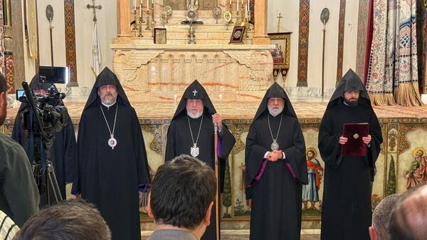 Католикос Гарегин Второй перед началом литургии в Кафедральном соборе в Эчмиадзине (19 октября 2025). Эчмиадзин - Sputnik Армения