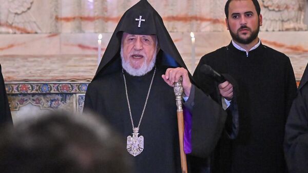 Католикос Гарегин Второй во время литургии в Кафедральном соборе в Эчмиадзине (19 октября 2025). Эчмиадзин - Sputnik Армения