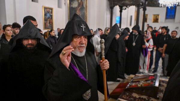 Католикос Гарегин Второй во время литургии в Кафедральном соборе в Эчмиадзине (19 октября 2025). Эчмиадзин - Sputnik Армения