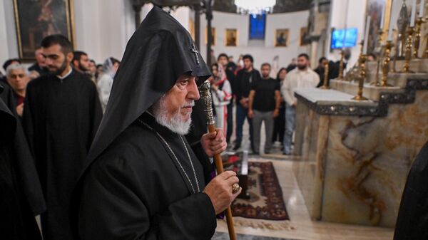 Католикос Гарегин Второй во время литургии в Кафедральном соборе в Эчмиадзине (19 октября 2025). Эчмиадзин - Sputnik Армения