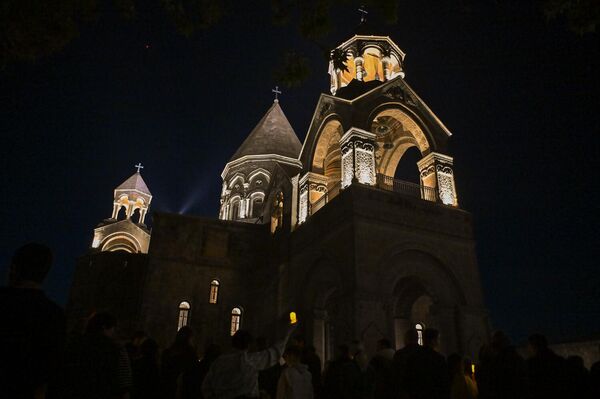 Участники акции Мер дзевов у Кафедрального собора в Эчмиадзине (19 октября 2025). Эчмиадзин - Sputnik Армения