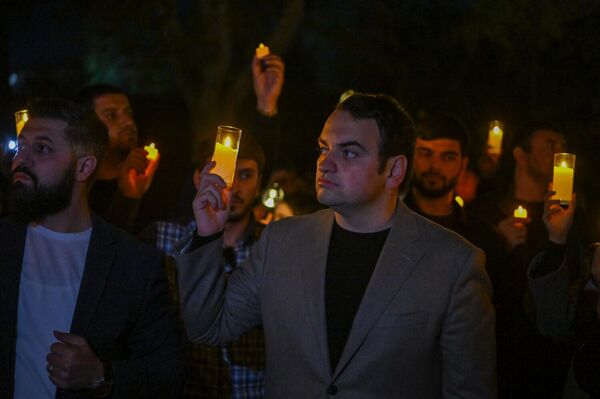 Нарек Карапетян во время акции Мер дзевов у Кафедрального собора в Эчмиадзине (19 октября 2025). Эчмиадзин - Sputnik Армения