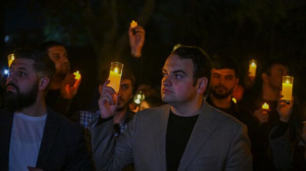 Нарек Карапетян во время акции Мер дзевов у Кафедрального собора в Эчмиадзине (19 октября 2025). Эчмиадзин - Sputnik Армения