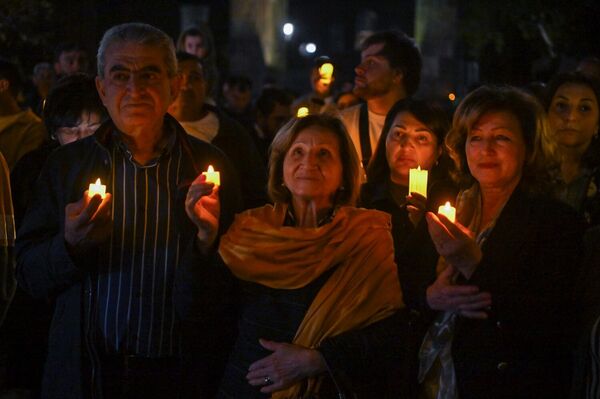 Участники акции Мер дзевов у Кафедрального собора в Эчмиадзине (19 октября 2025). Эчмиадзин - Sputnik Армения
