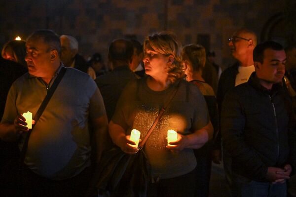 Участники акции Мер дзевов у Кафедрального собора в Эчмиадзине (19 октября 2025). Эчмиадзин - Sputnik Армения