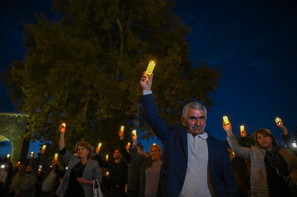 Участники акции Мер дзевов у Кафедрального собора в Эчмиадзине (19 октября 2025). Эчмиадзин - Sputnik Армения