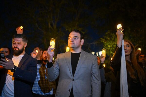 Нарек Карапетян во время акции Мер дзевов у Кафедрального собора в Эчмиадзине (19 октября 2025). Эчмиадзин - Sputnik Армения
