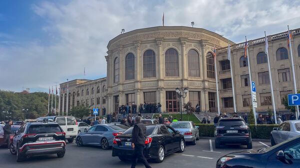 Сотрудники правоохранительных органов проводят операцию в здании мэрии Гюмри (20 октября 2025). Гюмри - Sputnik Армения